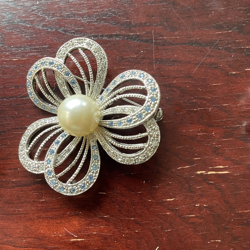 Large assortment of beautiful brooches. Sold as a lot.